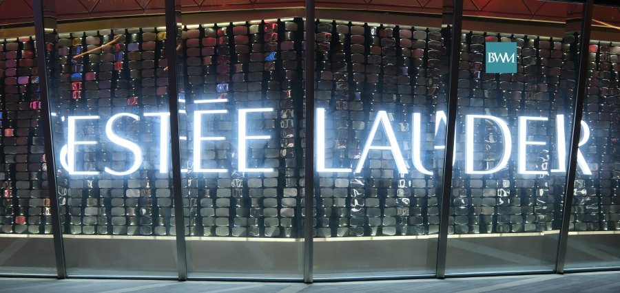 Estée Lauder Expands Premium Beauty Strategy Through Selective Deals