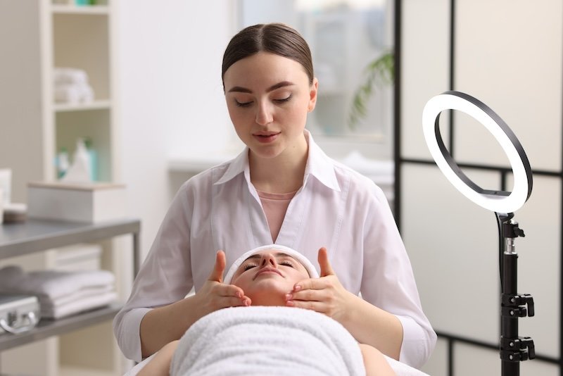 European Salons Turn to AI and Digital Tools as New Guest Acquisition Declines